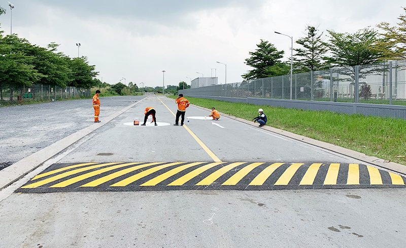 gờ giảm tốc bằng nhựa carboncor